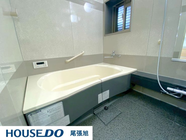 【浴室】自然の光と風を感じる、心地よい浴室空間。浴室に窓を設けることで、朝日や夕日が差し込む爽やかな空間が広がります。湿気やカビの防止にも効果的で、換気がスムーズに行えます。