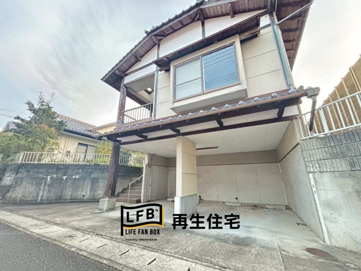 ※リフォーム前の画像です。屋根付きの駐車場2台確保しています♪雨に濡れずに乗り降りできるので良いですね♪