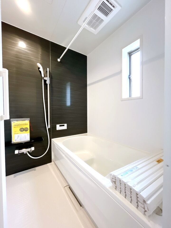 解放感があり、洗濯物を一気に干せるワイドバルコニー。