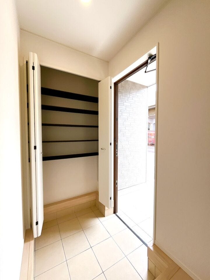 隠れた収納スペースとして、普段は使わないようなものも片づけておくのにとっても便利!