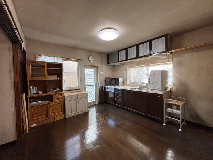 ■広々としたダイニングキッチンは、壁面に沿って効率よく配置された直線型の調理スペースが魅力。家族の食事や団らんの時間が自然と生まれる、暮らしの中心となる快適な空間です。