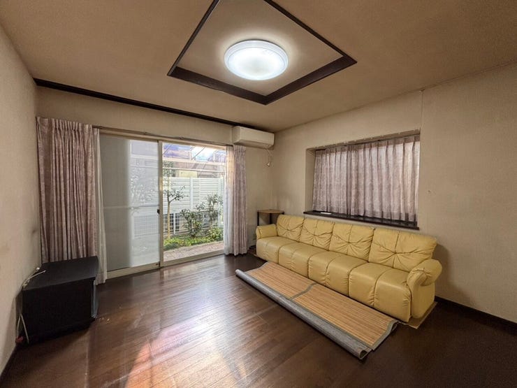 ■日当たりのよい温かい雰囲気の広々リビングスペースです♪
ご家族との団欒をこちらでゆったりとお過ごしください♪