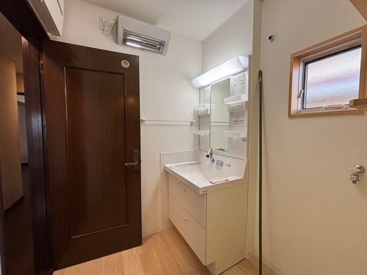 ■洗面所はゆったりとしたスペースになっていますので、忙しい朝も余裕を持って支度できます!