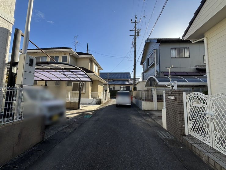 ■東道路 幅員約4.2mありますので、車の出し入れがラクラクです♪
■閑静な住宅地