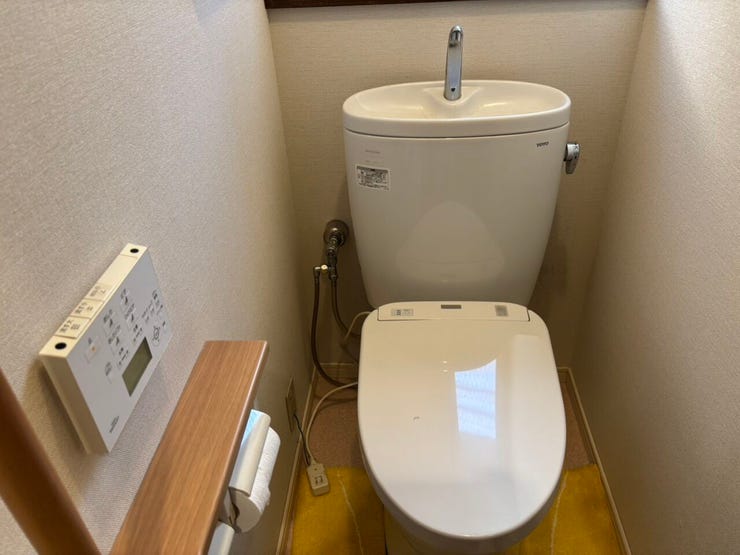 1階トイレ シンプルで清潔感のあるトイレスペース。手洗い一体型でスペースを有効活用しつつ、節水効果も期待できます。