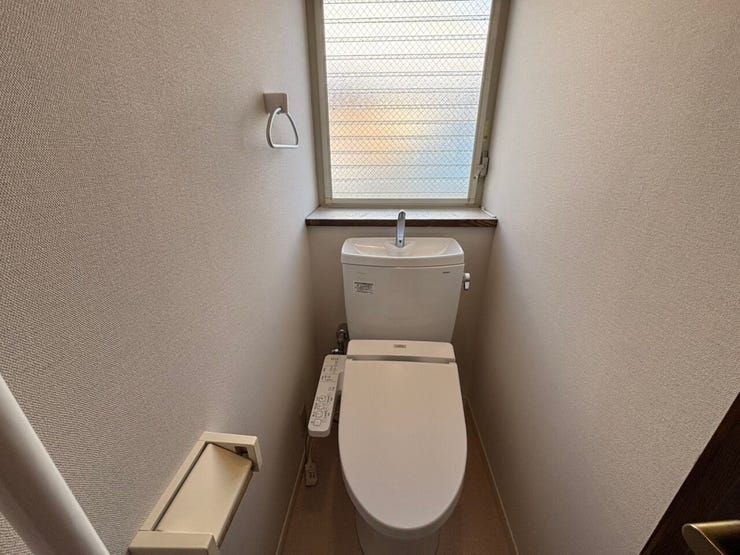 2階トイレ シンプルで衛生的な白を基調としたトイレです。温水洗浄便座になっており、寒い冬でも安心。