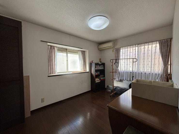 ■2階6.5畳洋室 シンプルで使いやすい洋室は、クローゼット収納を備え、衣類や荷物をすっきりと整理可能。