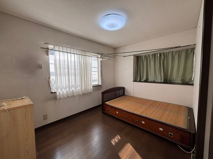 ■2階6畳洋室 窓からやさしい光が差し込み、心地よい空間を演出します。寝室や書斎、趣味の部屋としても幅広く活用できる一室です。