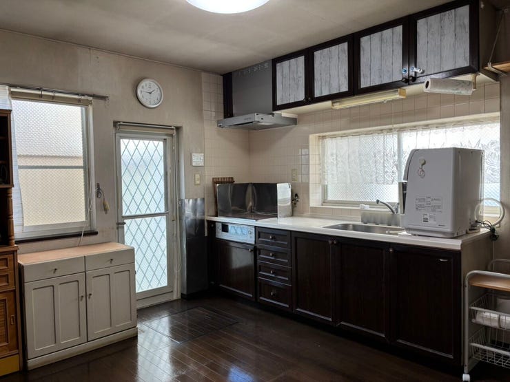 ■窓があり、暖かな陽が差し込みます。使い勝手の良く木目の美しいシステムキッチン IHクッキングヒーターなので、お掃除もラクラクです♪