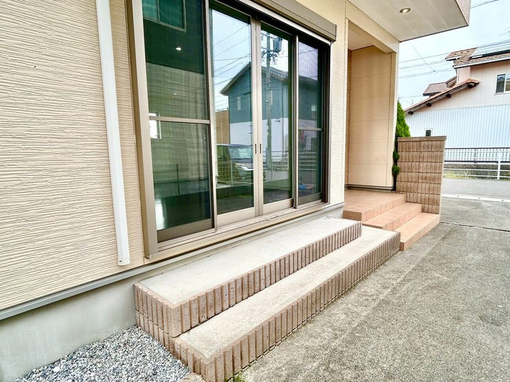 南側の庭には、掃き出し窓からでられるデッキ付