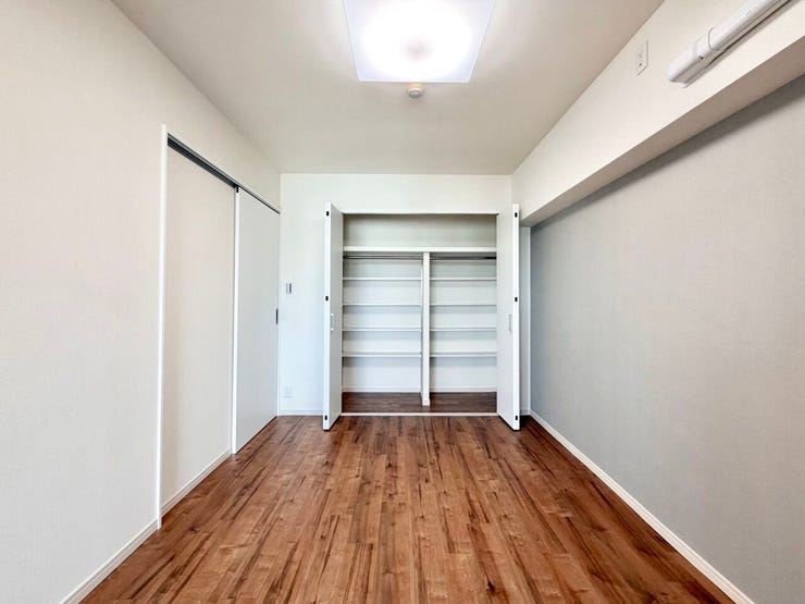 〈6.0帖〉ハンガーパイプや棚が設置されていますので、衣類はもちろん帽子・バッグなどの小物も収納することができます。