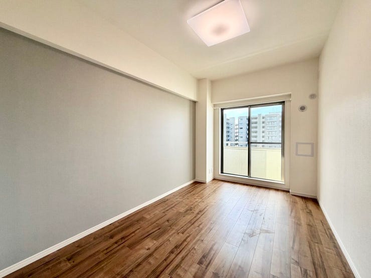 〈6.5帖〉グレーのアクセントクロスでワンランク上のおしゃれ空間に♪