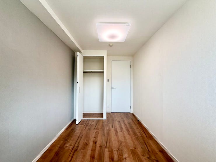 〈4.6帖〉ハンガーパイプ付きの収納は、「たたまない収納」を実践し、効率よく衣類を収納することができます♪