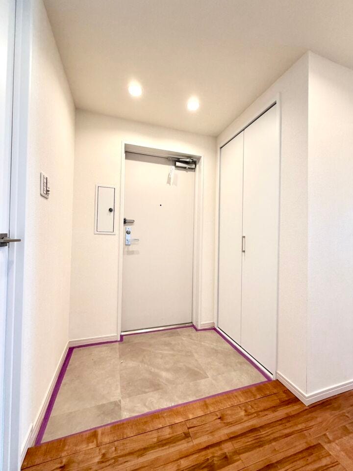 明るくきれいな玄関はいい運気も舞い込みそう♪人感センサーライト付きで夜の帰宅も安心♪