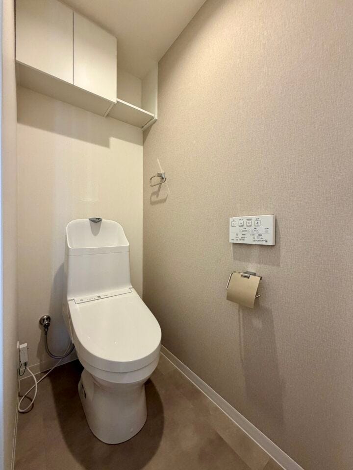 お手入れしやすい温水洗浄便座で、毎日快適♪スッキリ片付く収納付き♪