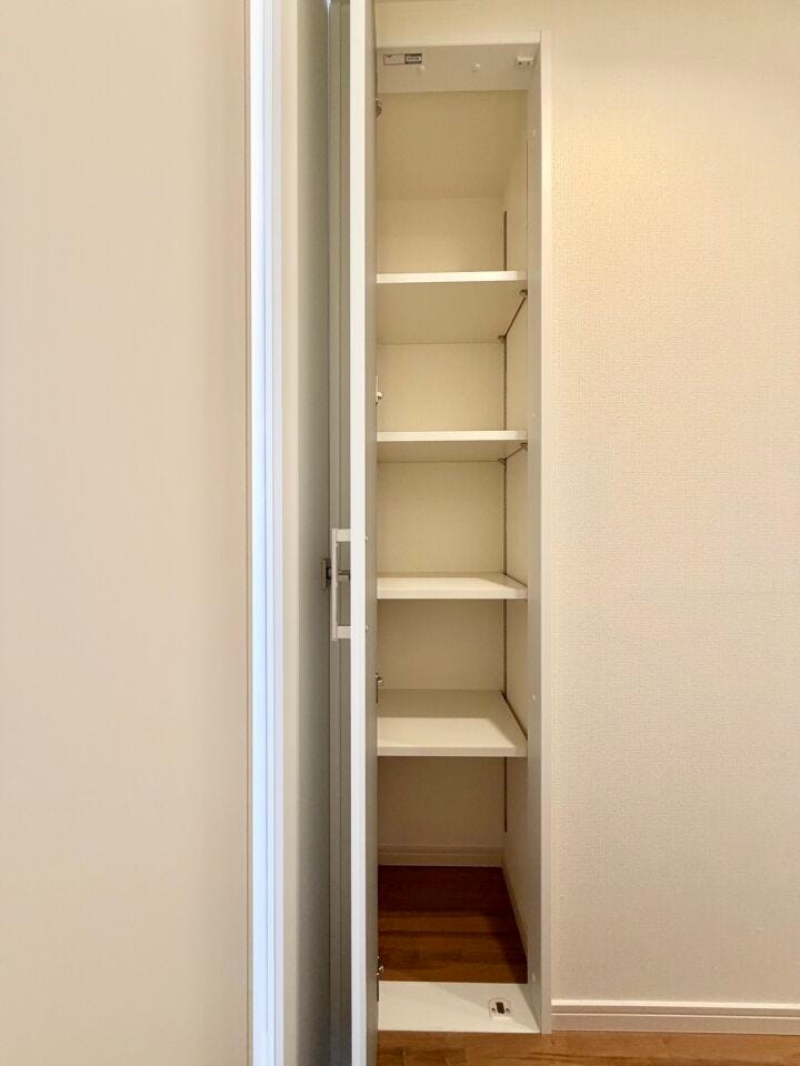 〈廊下収納〉可動棚付き♪出し入れが楽な廊下収納には掃除機などの日用品を収納するにも便利♪