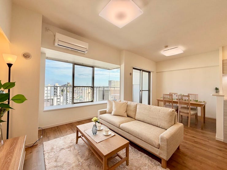 【リビング】
窓がたくさんで明るいリビング♪出窓に腰かけてのんびり外を眺めるのもいいですね♪