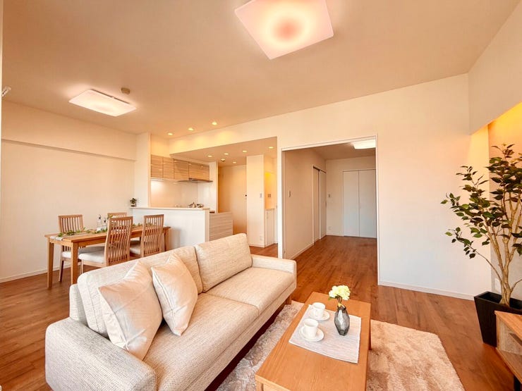 隣接する洋室を開放すると、22.4帖の空間が広がります♪