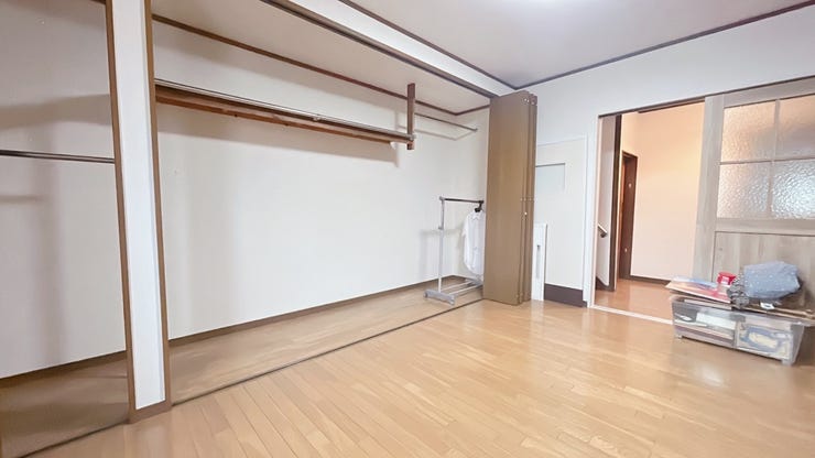 ハンガーパイプが設置されているため、お洋服を畳まずそのまま収納可能。衣類の他、スーツケースやゴルフバッグなどの大型荷物もまとめて整理できます。