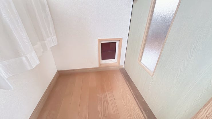 ペット専用の動線を確保。夜間や来客時など、飼い主様がドアを閉めていても、ペットはトイレや水飲み場へ自由に行き来が可能です。