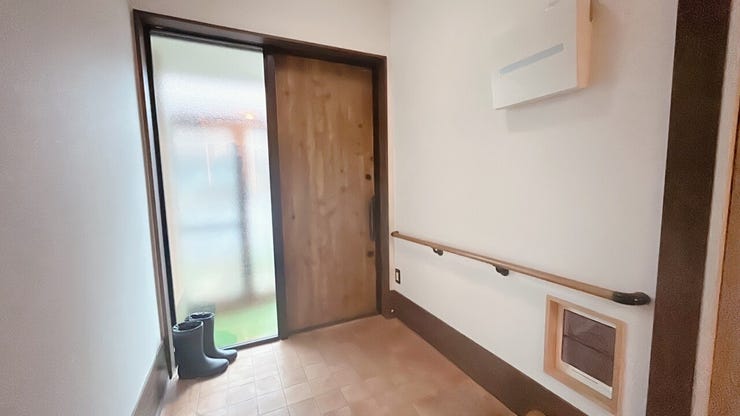 自然光がたっぷり差し込む明るい玄関。手すりやペット用出入口もあり、機能性と安全性を兼ね備えたペット共生仕様の設計です。