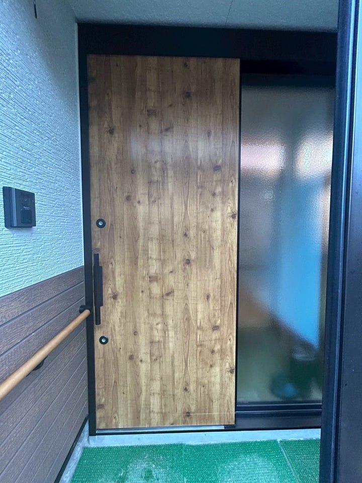 悪天候時に便利な風除室付き。風雨などが直接あたらず、室内に汚れが入るのを防いでくれます。