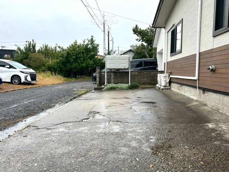 ご夫婦それぞれがお車をお持ちのライフスタイルに対応する、2台分の駐車スペースを確保。(車種によります。)