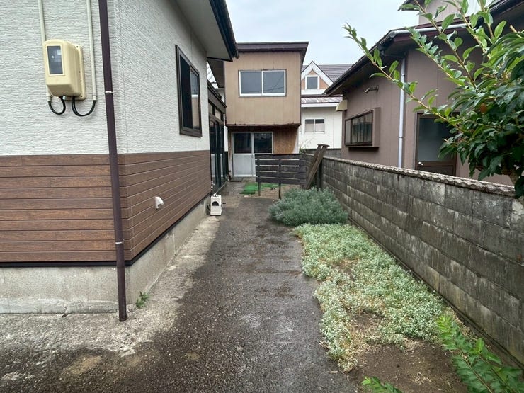 玄関アプローチにはちょっとした植栽スペースがあり、ガーデニングや菜園を楽しめます。忙しい毎日に、緑の潤いを感じられる空間です。