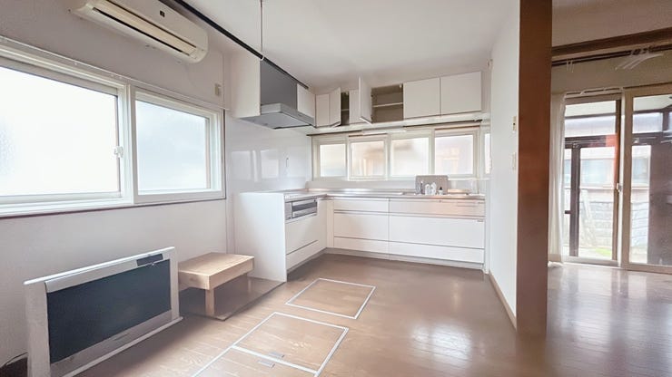 IHクッキングヒーター・グリル・カップボード付き。窓があるので換気もラクラク、ステンレストップでお掃除しやすいシンクです。