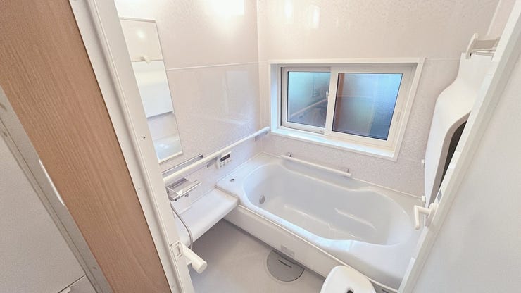 入浴時間がバラバラでも、追炊機能付きで、いつも温かく快適。転倒防止の手摺付きで、安全面も考慮されています。