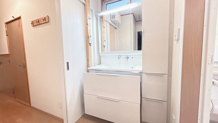 三面鏡付きの洗面台は、鏡の裏に収納スペースが完備されており、化粧品や小物をすっきり整理できます。