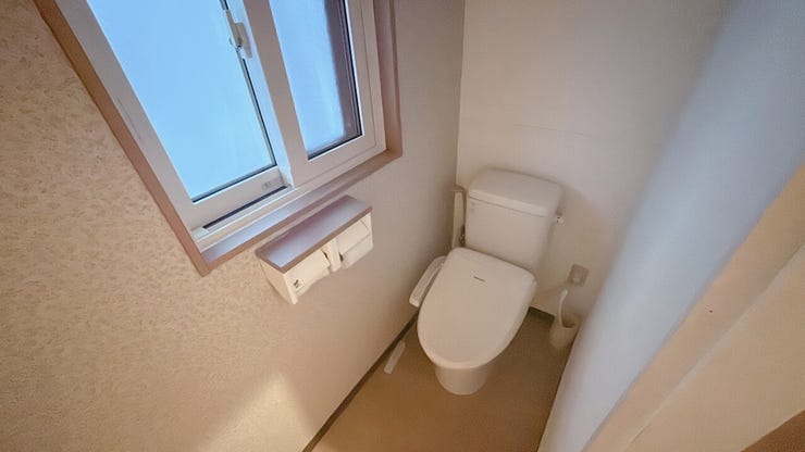 温水洗浄便座、棚付きダブルペーパーホルダー完備。衛生的で快適にお使いいただけます。