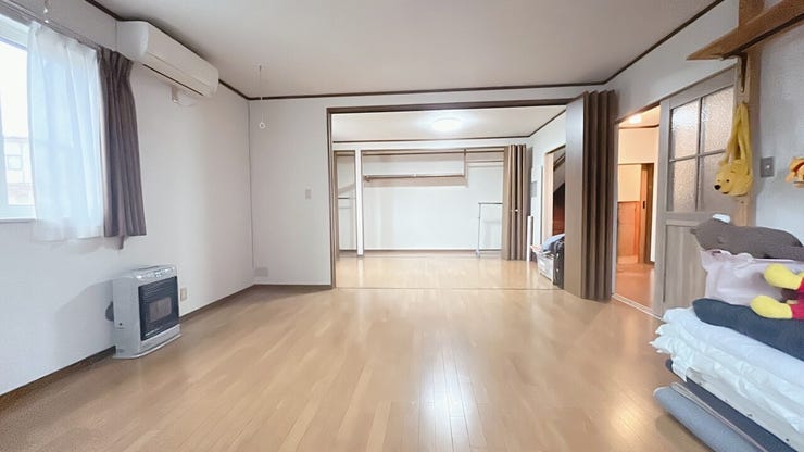 間仕切りを開放すれば、広々としたワンルームとして、お子様の遊び場やホームパーティーに活用可能な大空間が生まれます。