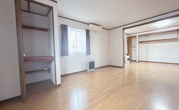 エアコン・収納付き洋室は、シンプルな内装で、どんなインテリアとも合わせやすいのが特徴です。自分好みにアレンジしやすく、使いやすいお部屋です。