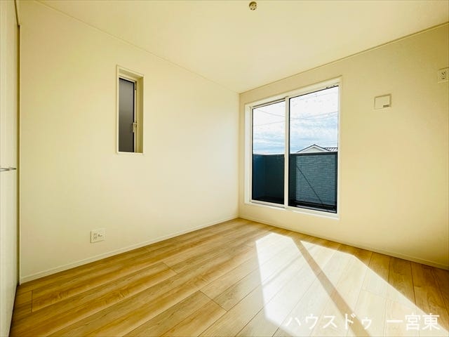 ≪2階東側5.2帖≫南・東の2面採光で、陽当たり・風通し良好。南側はバルコニーに繋がっているので、お布団もすぐに干せますね。