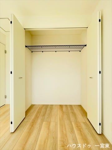 ≪2階東側5.2帖洋室≫衣類だけでなく様々な物をしまって、お部屋を広く使うことができます。