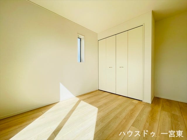 ≪2階西側5.2帖≫南・西の2面採光で陽が差し込んでおり、夕方まで明るく過ごせそうですね◎お子さまのお部屋や寝室としてもご利用いただけます♪