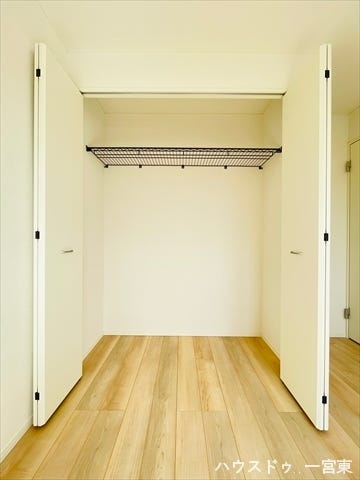 ≪2階西側5.2帖洋室≫奥行きがあるので、大きめの荷物もしまえそうです。