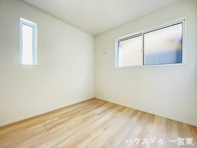 ≪2階4.5帖≫北向きですが、2面採光で採光を確保・風通し良好です。書斎や趣味の部屋としてもお使いいただけます。