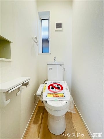 ≪2階≫小窓からは自然採光が取れ、換気もばっちりですね。ニッチ収納には、トイレットペーパーのストックや芳香剤などを置いておけます。