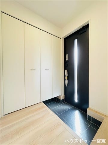 天井近くまである玄関収納付きで、ご家族分の靴もしっかりしまえますね。