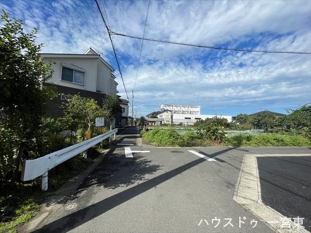 ≪南側西向き 幅約3.9m≫
セットバックが必要となりますが、道路幅が広がるので車の出し入れもしやすくなりました。