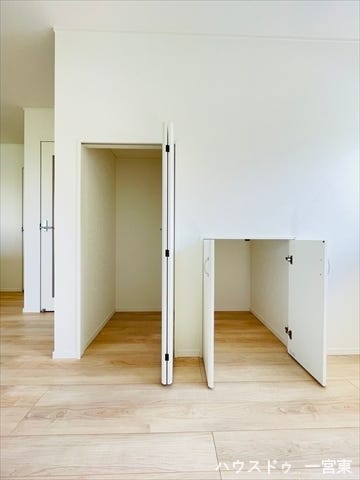 ≪リビング≫階段下スペースを有効活用しており、掃除道具や日用品などをスッキリしまい込んで生活感を見せません。