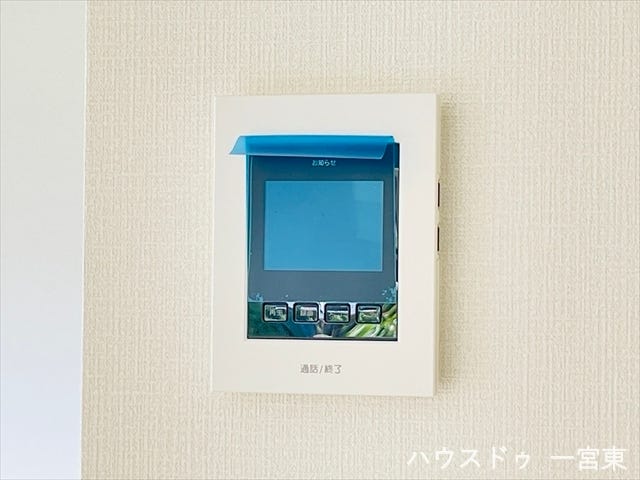 ≪モニター付きインターホン≫訪問者の顔が見えて安心ですね。玄関先まで行かずにこちらから対応できます。