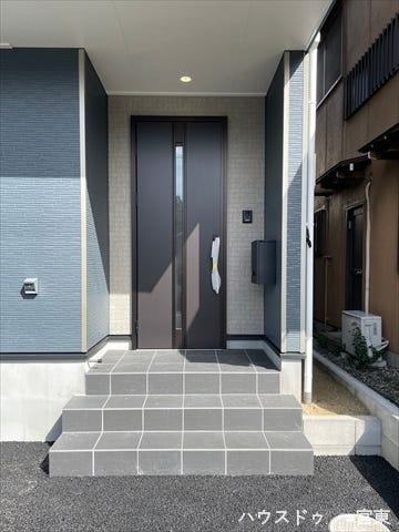 ≪外玄関≫軒がしっかりとあるので雨の日でも濡れずに傘をさせます。