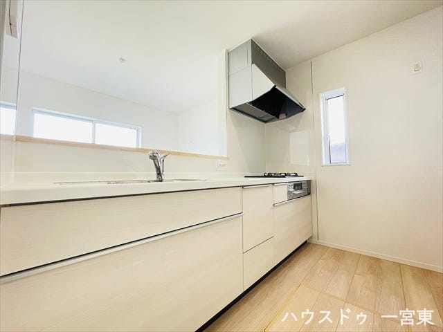 対面式キッチンのため、調理をしながらご家族との会話も弾みますね。窓から外の景色を眺めながら作業できます。