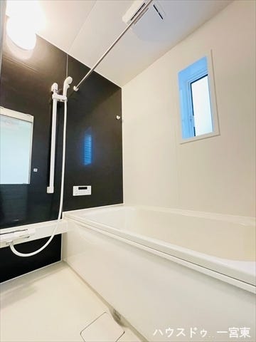 ゆったりと湯舟に浸かって一日の疲れをリフレッシュできますね。浴室乾燥機・追い焚き機能付きで、家族と入浴時間が空いても暖かいお湯に浸かれます。