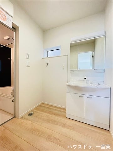 3面鏡の洗面化粧台は見やすく、鏡裏に収納も豊富で使いやすいですね。