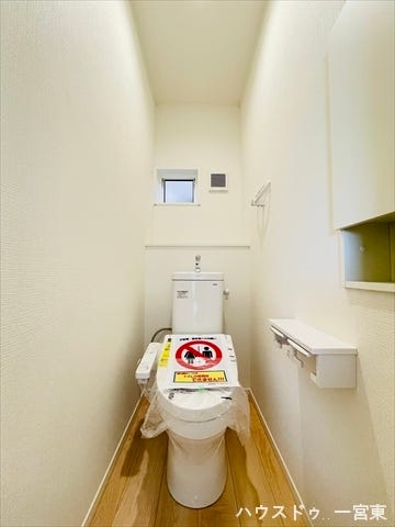 ≪1階≫ペーパーホルダーが2つあるので、取り換えの回数を減らせますね。ニッチ収納には、インテリア小物などを飾って空間を演出できます♪