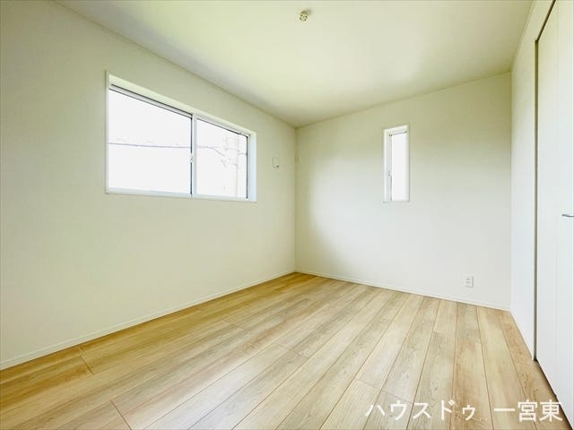 ≪2階6帖≫一番広い居室なので、主寝室にもおすすめです。西・北の2面採光で風通し良好。直射日光が当たりにくいので、気温の上昇を抑えられ、物が日焼けして痛む心配もほぼありません。